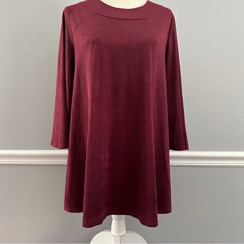 C Christian garnet dress, big sleeves and a black tie on the back. Size S